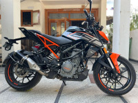 Ebony Black KTM Duke 250 2022