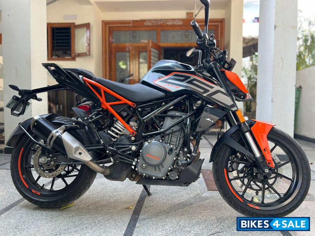 Ebony Black KTM Duke 250 2022