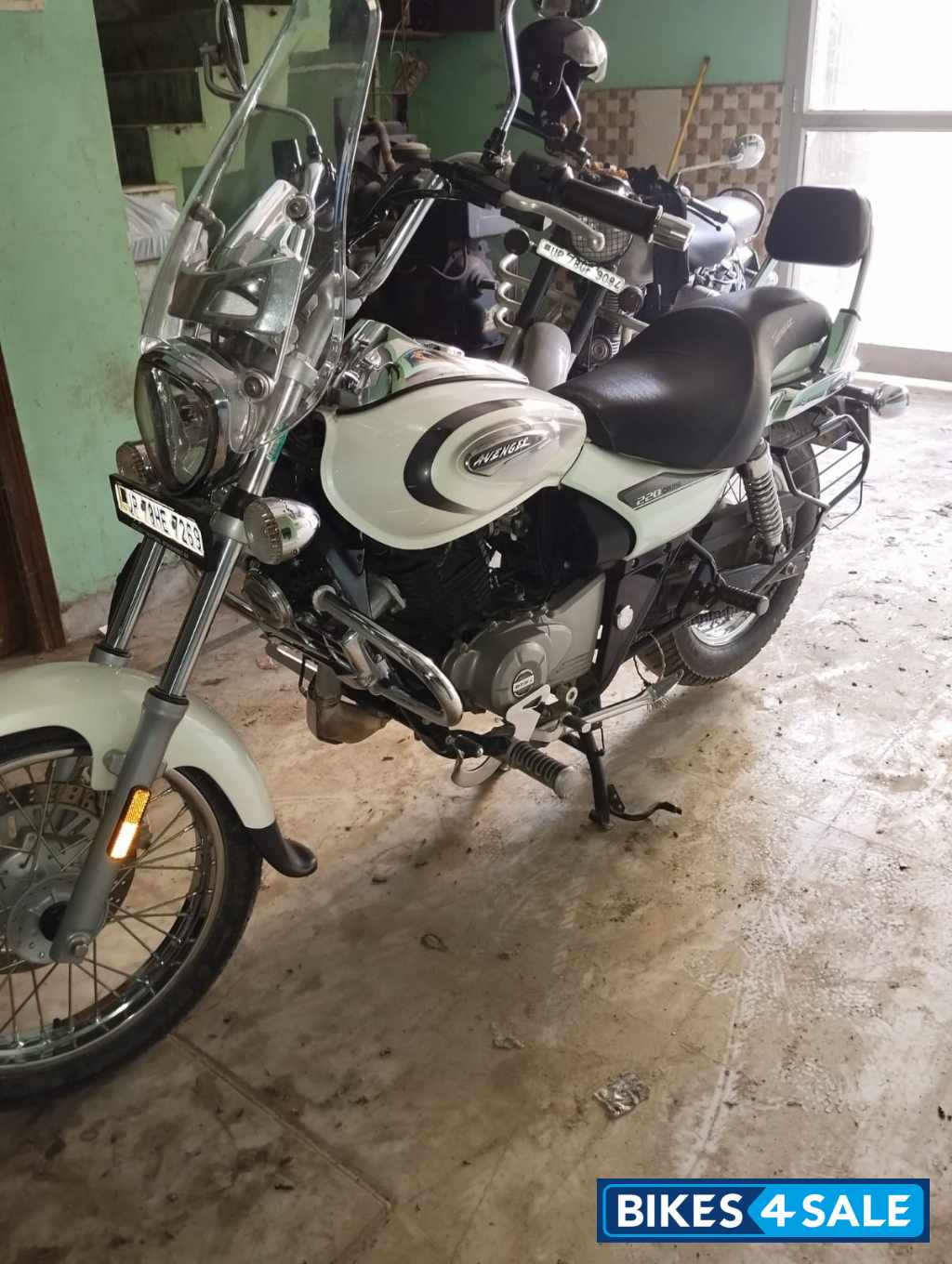 White Bajaj Avenger Cruise 220 BS6