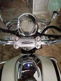 White Bajaj Avenger Cruise 220 BS6