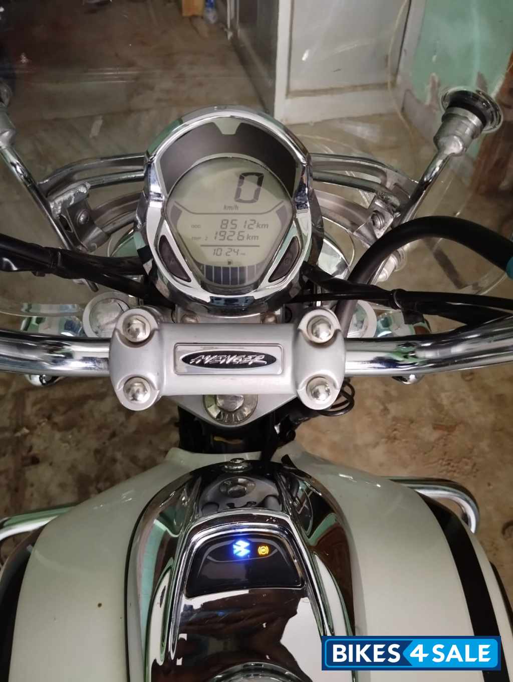 White Bajaj Avenger Cruise 220 BS6