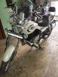 White Bajaj Avenger Cruise 220 BS6