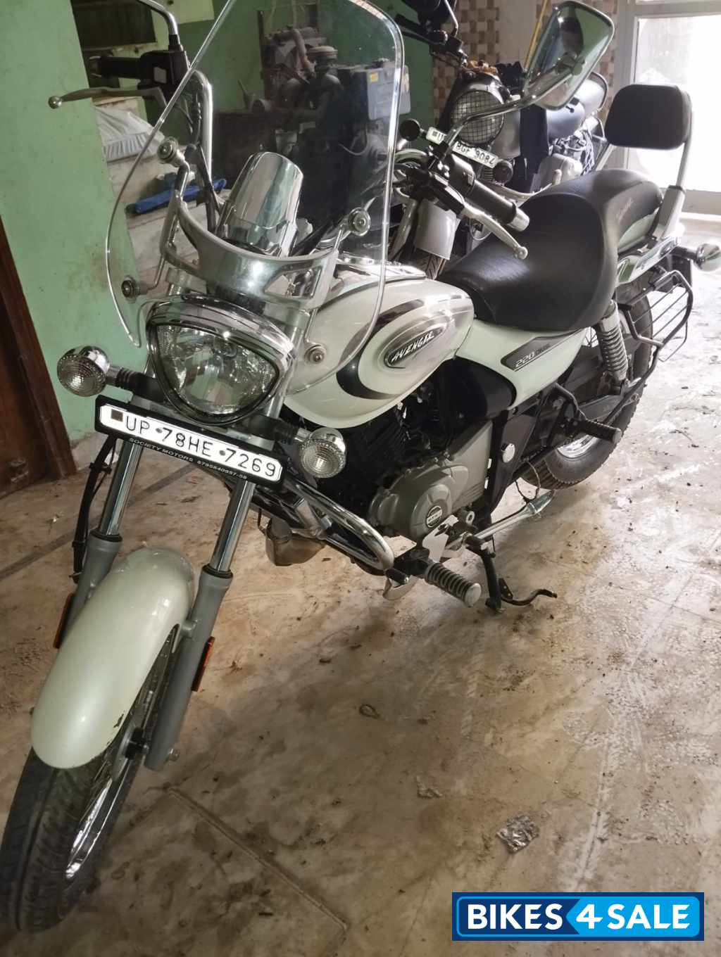 White Bajaj Avenger Cruise 220 BS6