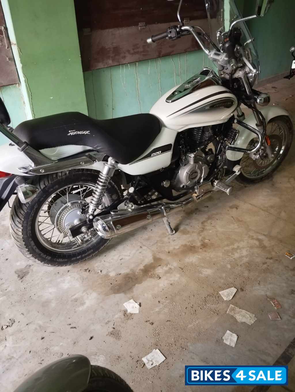 White Bajaj Avenger Cruise 220 BS6