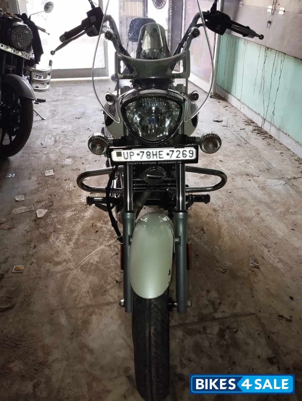 White Bajaj Avenger Cruise 220 BS6