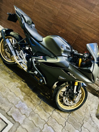 Black Yamaha R15 V4