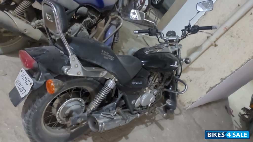 Bajaj Avenger 200 DTS-i