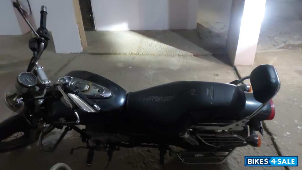 Bajaj Avenger 200 DTS-i