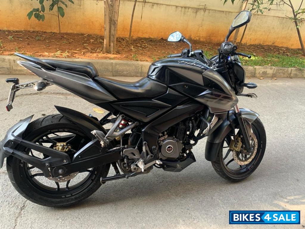 Black Bajaj Pulsar 200 NS