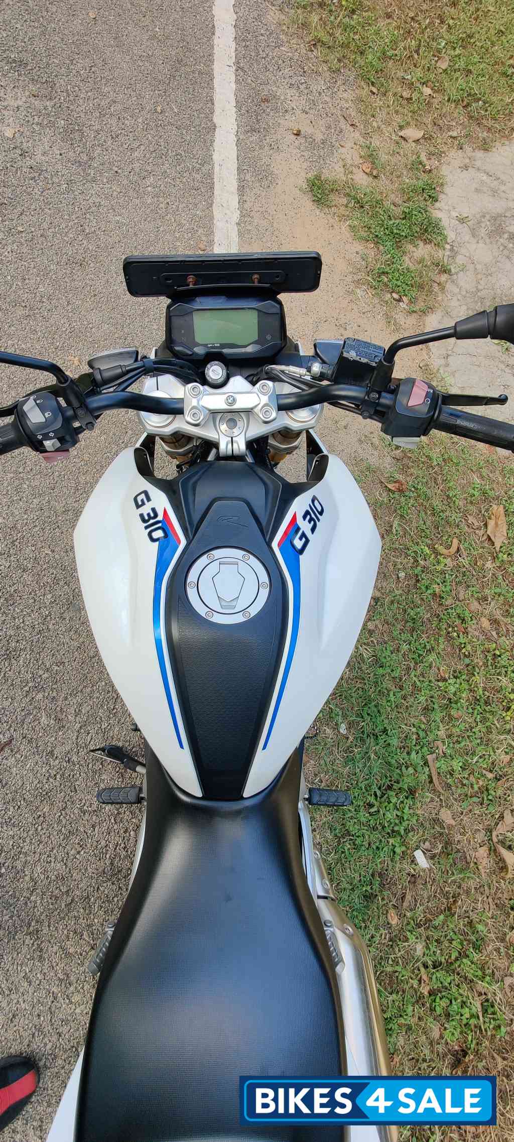 White BMW G 310 R