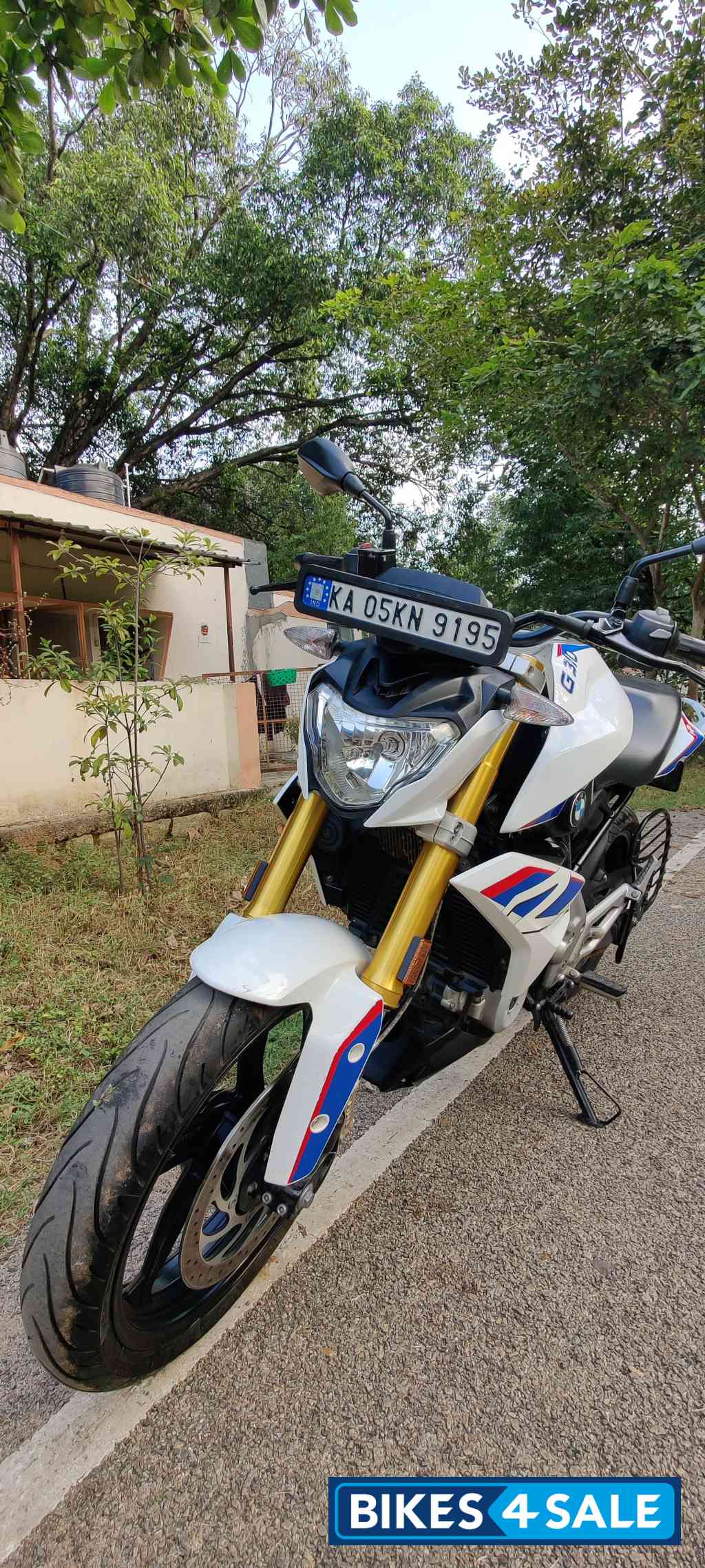 White BMW G 310 R