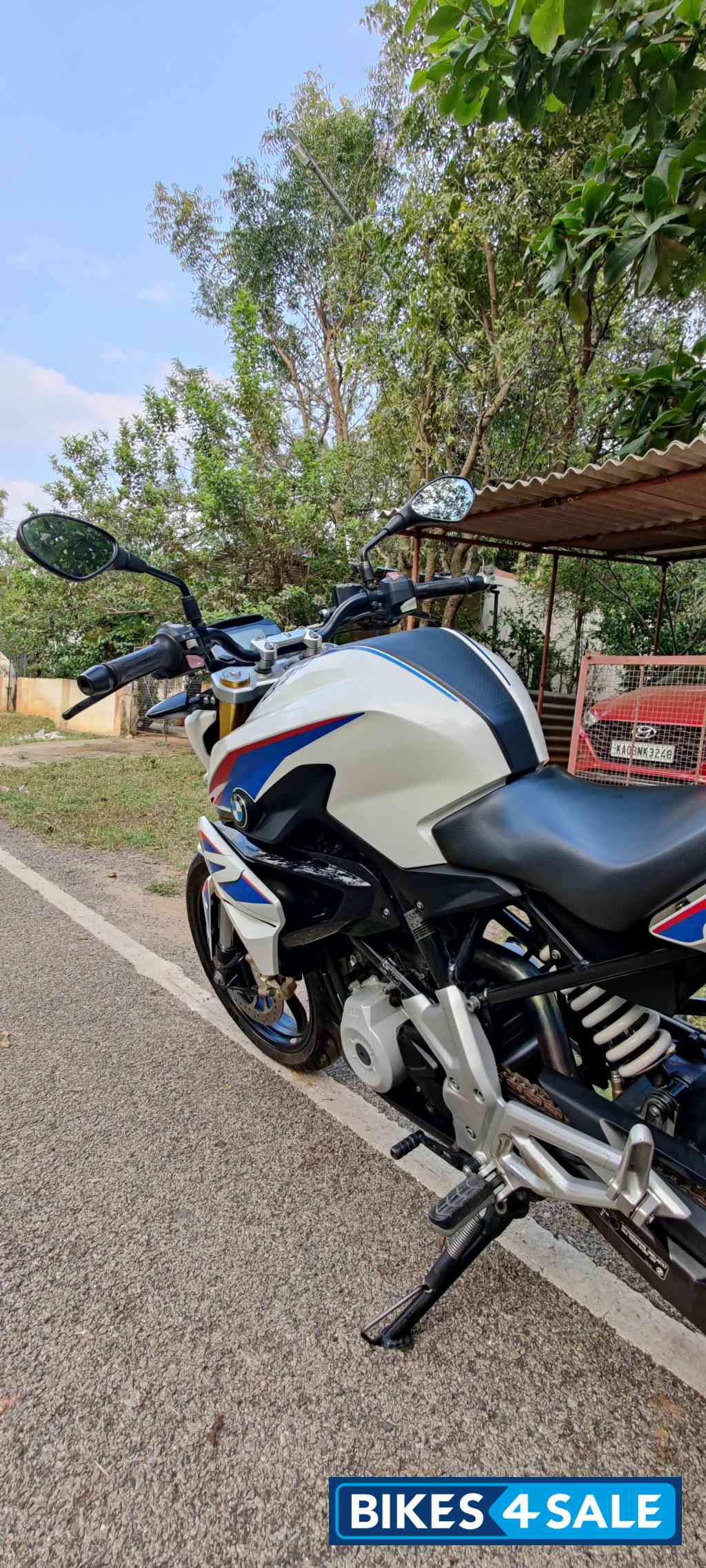 White BMW G 310 R