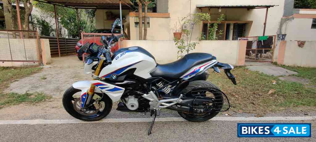 White BMW G 310 R