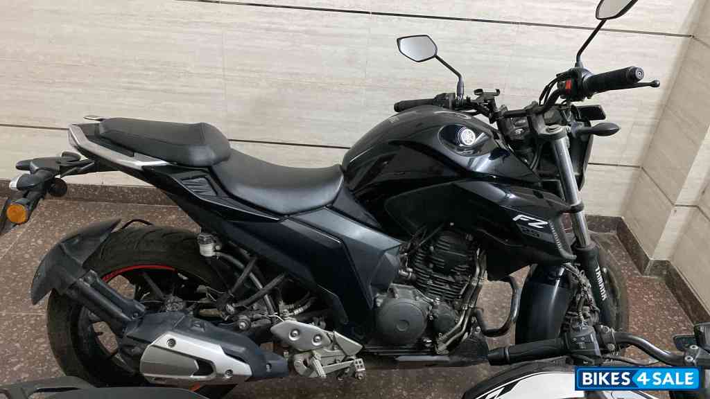 Black Yamaha FZ 25 BS6