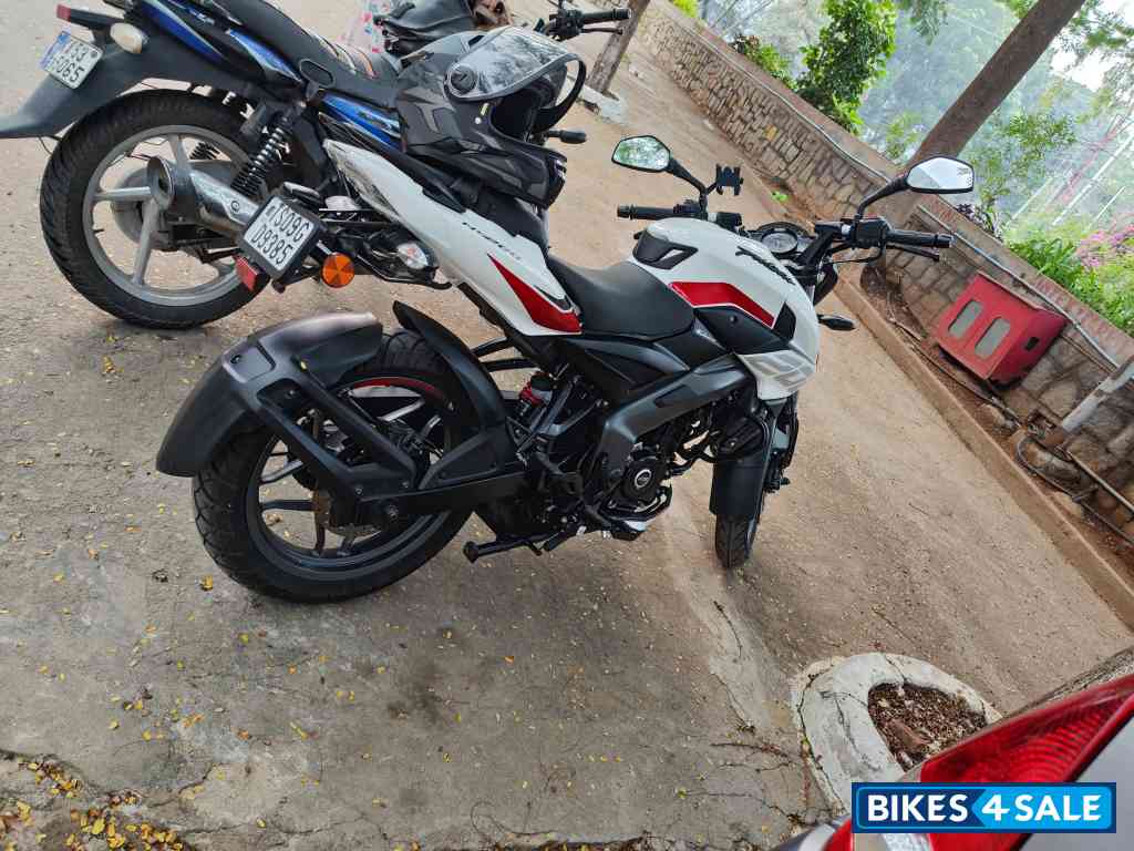 White Bajaj Pulsar NS 200 BS6
