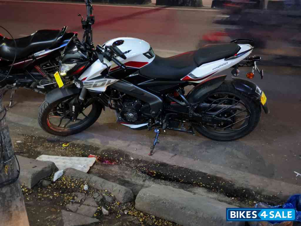 White Bajaj Pulsar NS 200 BS6