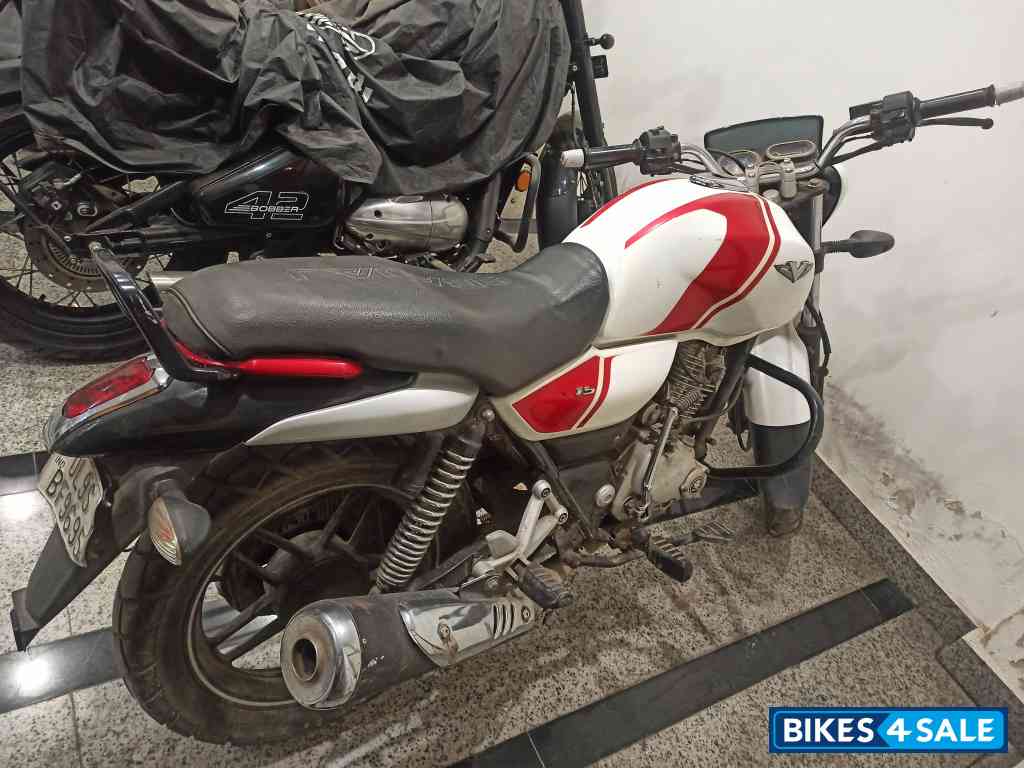 Bajaj V15