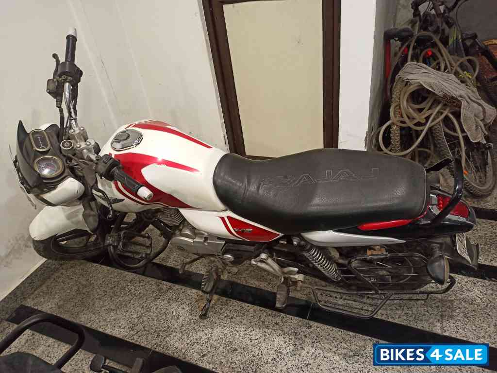 Bajaj V15