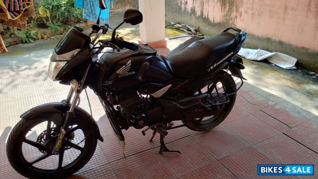 Pearl Black Metallic Honda CB Unicorn