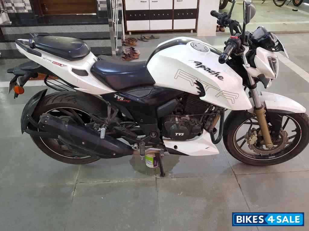 White TVS Apache RTR 200 4V