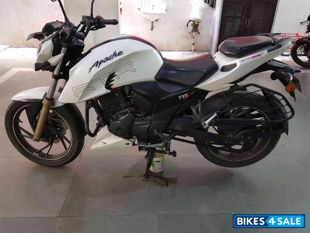 White TVS Apache RTR 200 4V