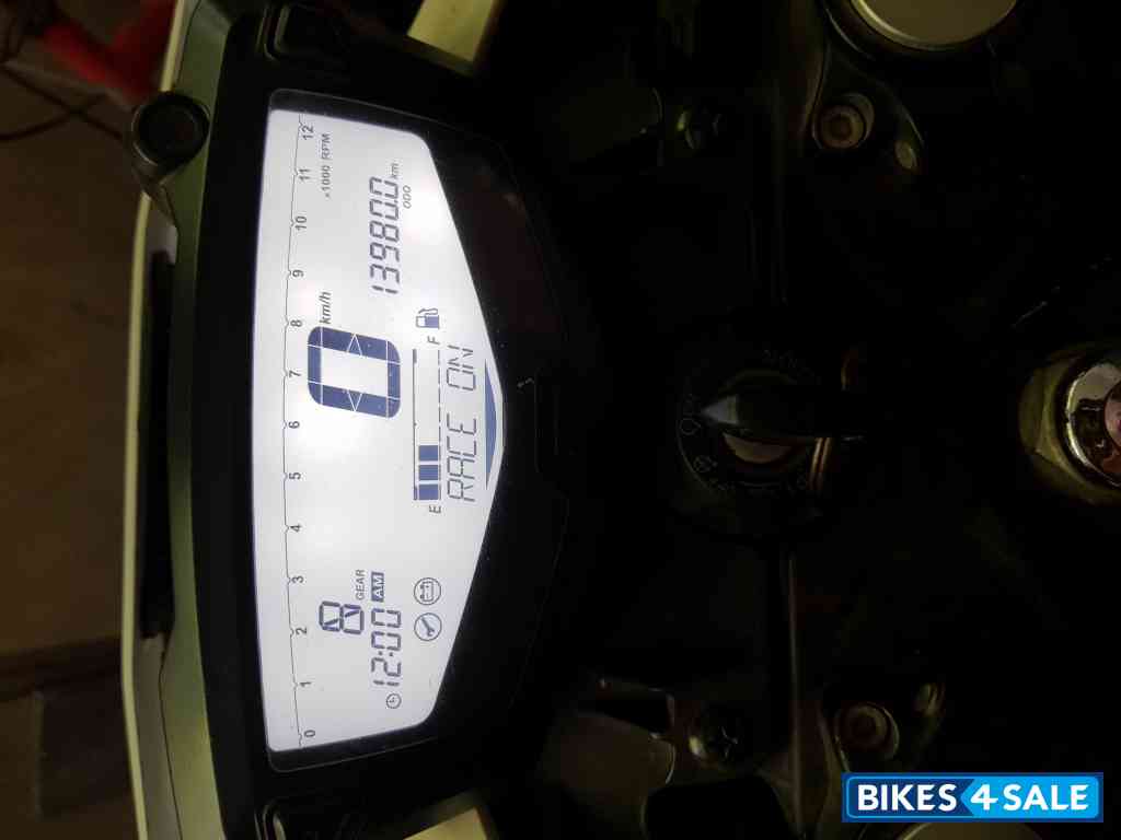 White TVS Apache RTR 200 4V