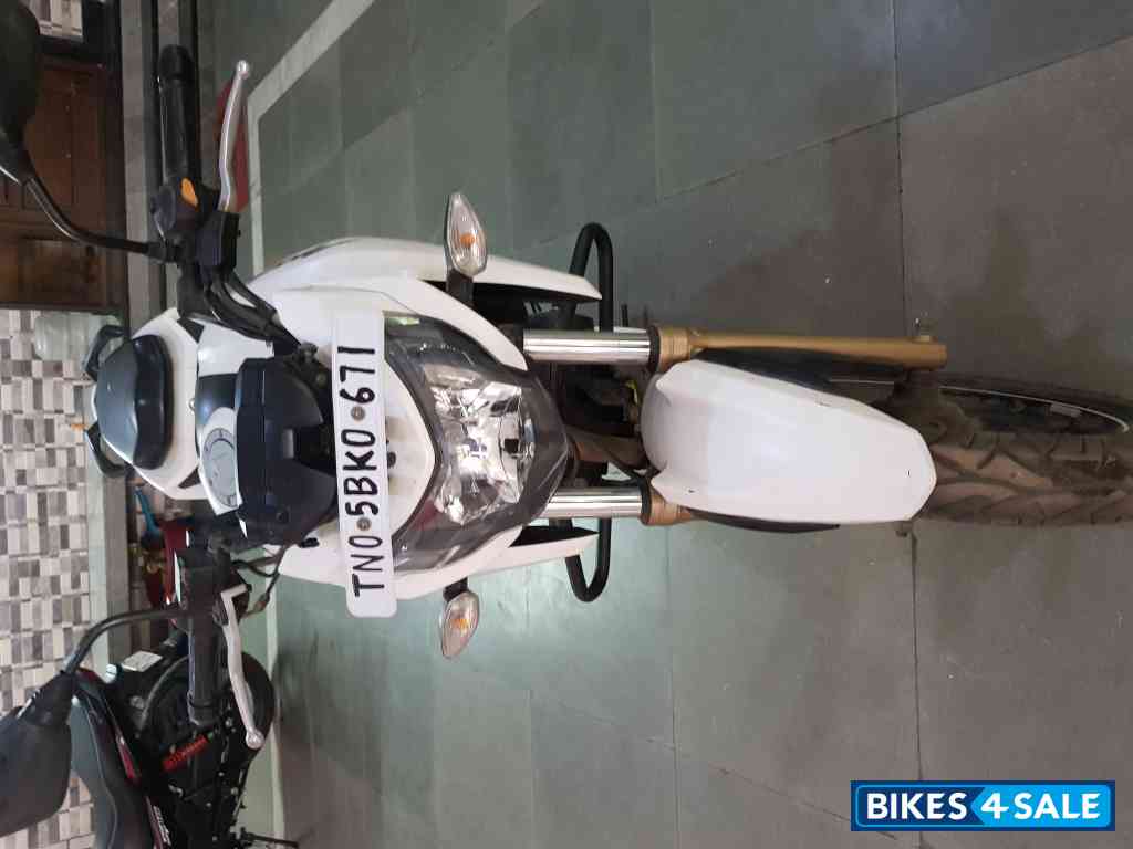 White TVS Apache RTR 200 4V