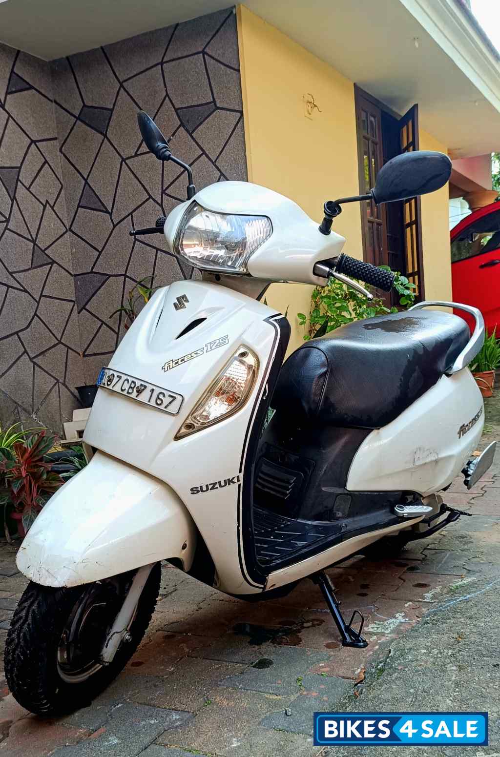 White Suzuki Access 125