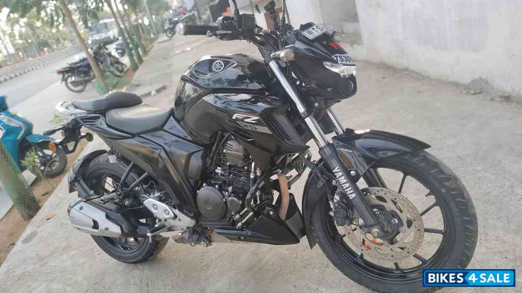 Metallic Black Yamaha FZ 25 BS6