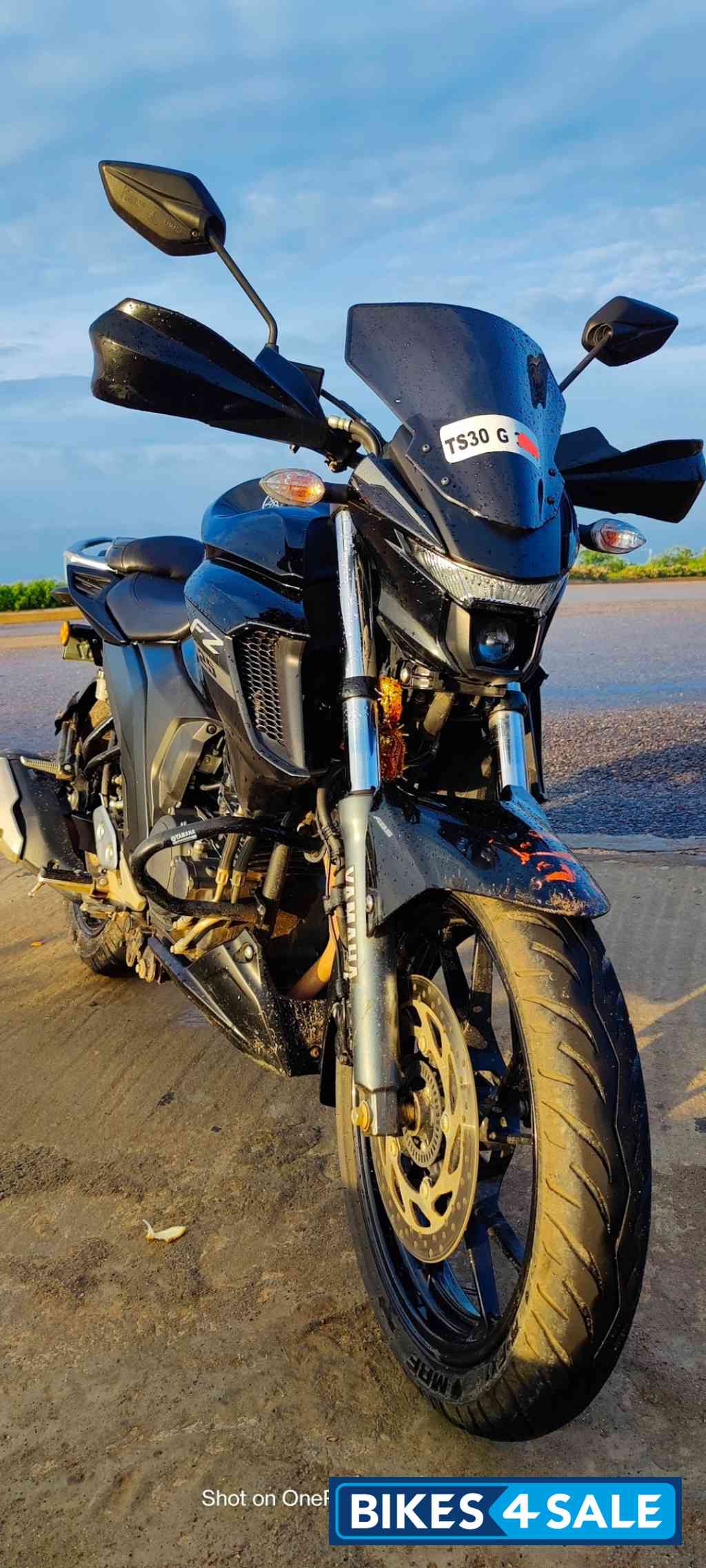 Metallic Black Yamaha FZ 25 BS6
