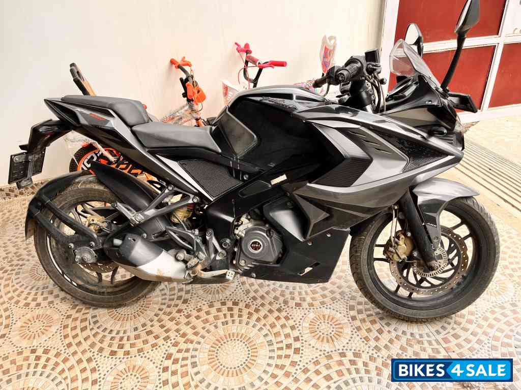 Bajaj Pulsar RS 200 ABS
