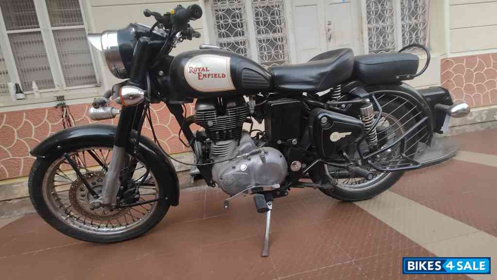 Black Royal Enfield Bullet 350