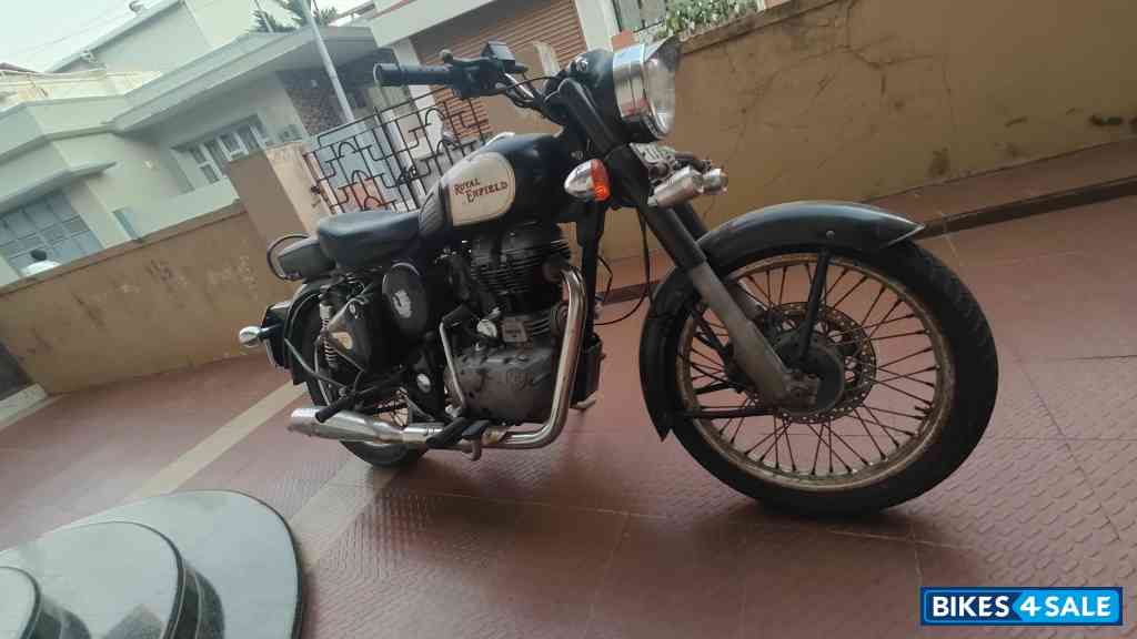 Black Royal Enfield Bullet 350
