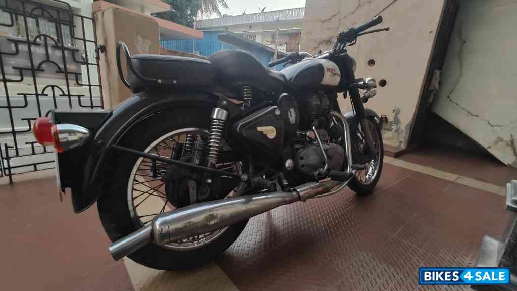 Black Royal Enfield Bullet 350