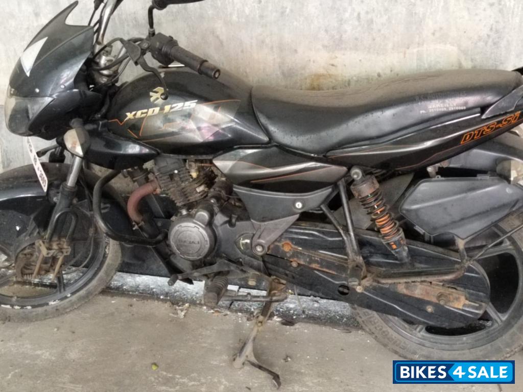 Black Bajaj XCD 125 DTS-Si