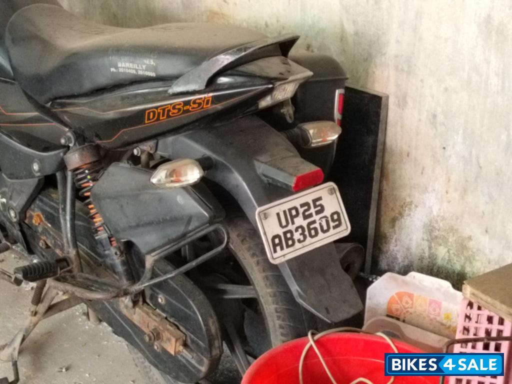 Black Bajaj XCD 125 DTS-Si