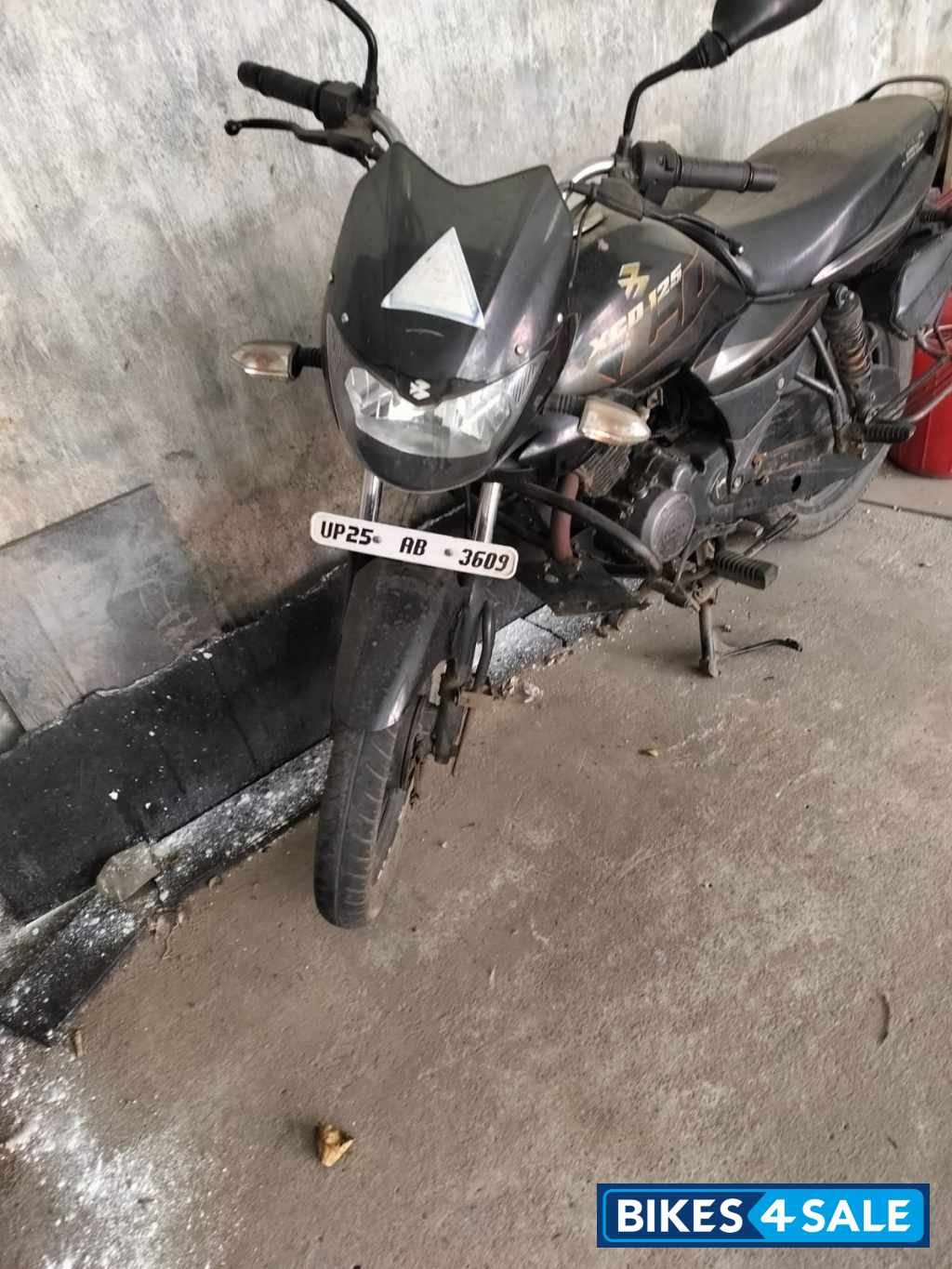 Black Bajaj XCD 125 DTS-Si