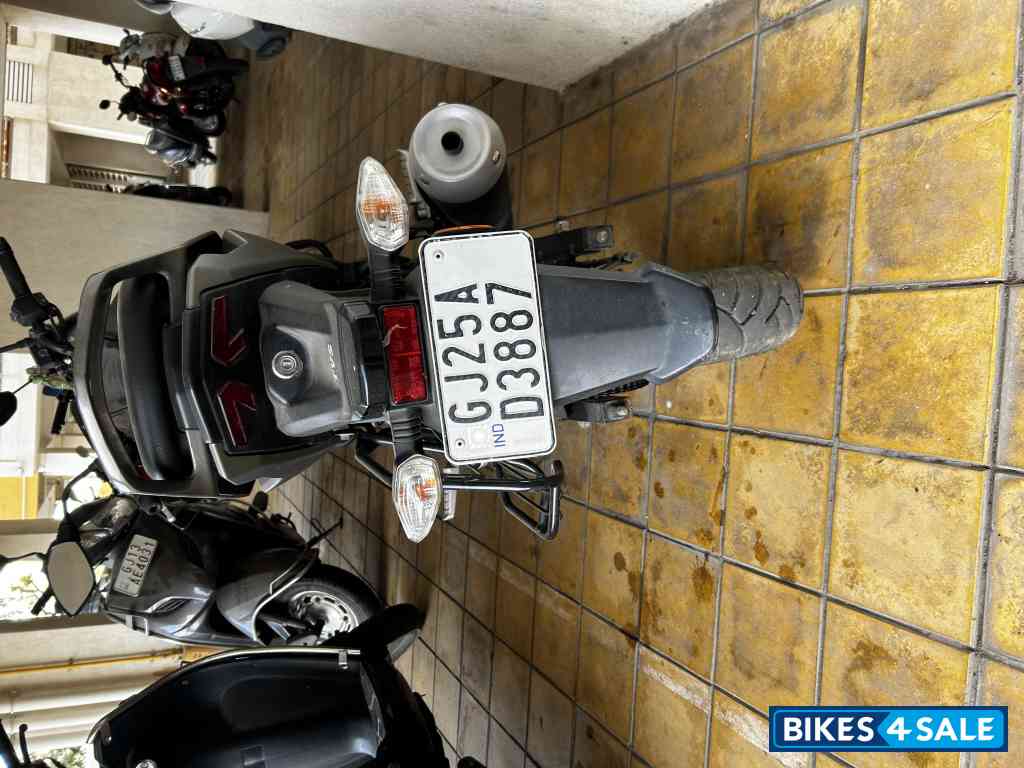 Black TVS Raider 125