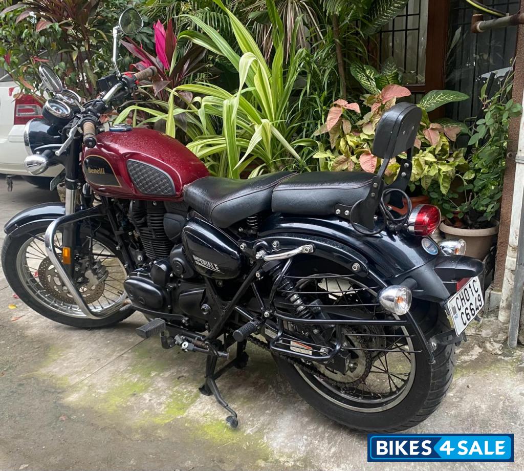 Red Benelli Imperiale 400 BS6