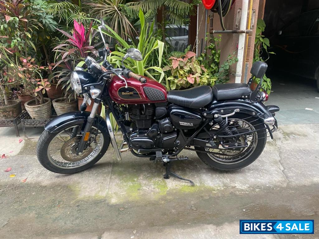 Red Benelli Imperiale 400 BS6