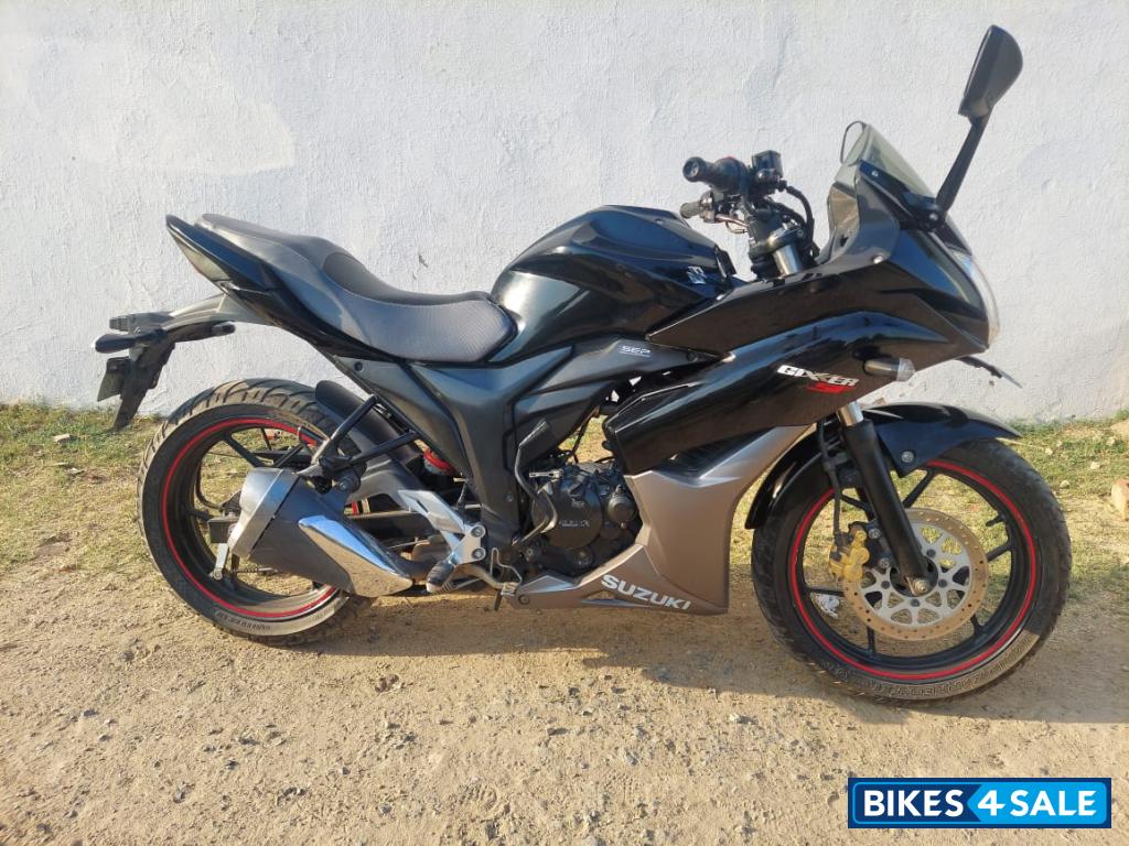 Black Suzuki Gixxer 150