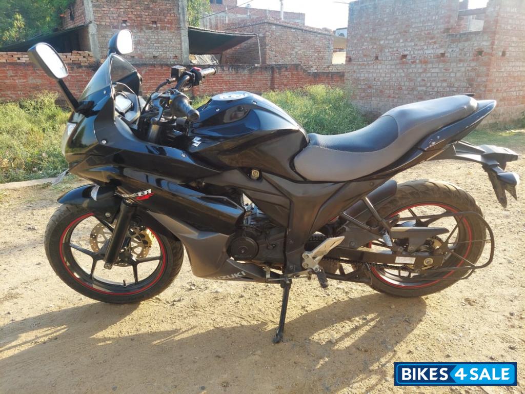 Black Suzuki Gixxer 150