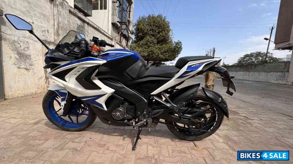 Bajaj Pulsar RS 200 ABS