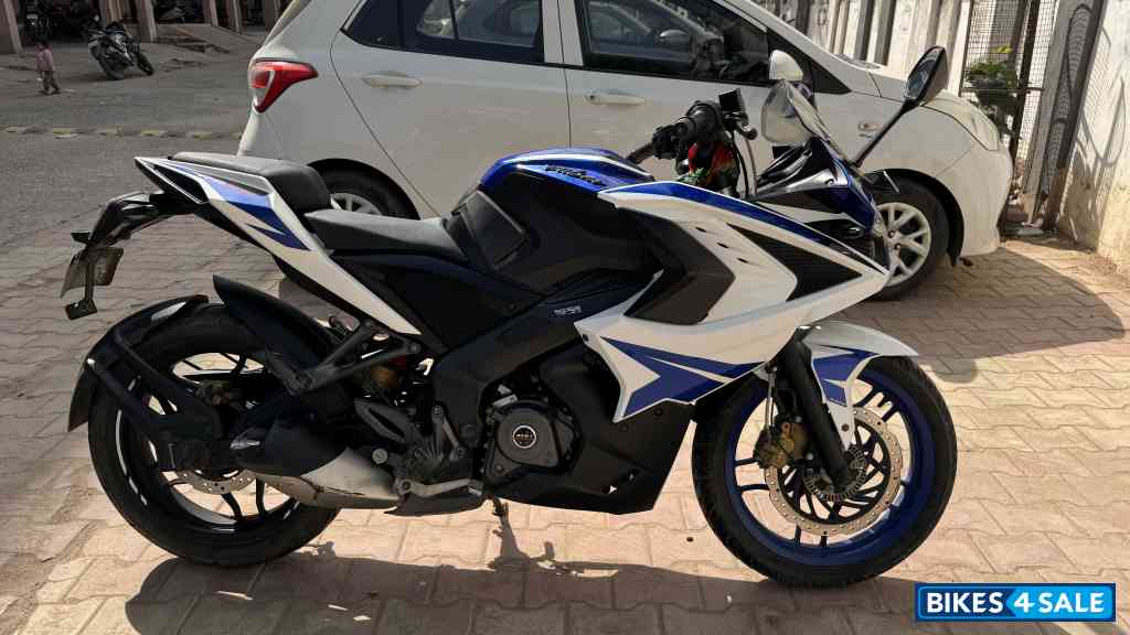Bajaj Pulsar RS 200 ABS