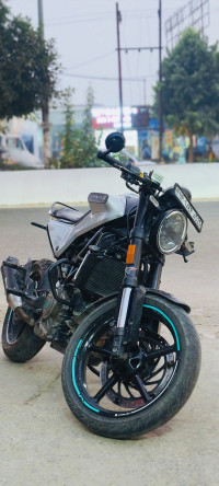 Silver Husqvarna Vitpilen 250