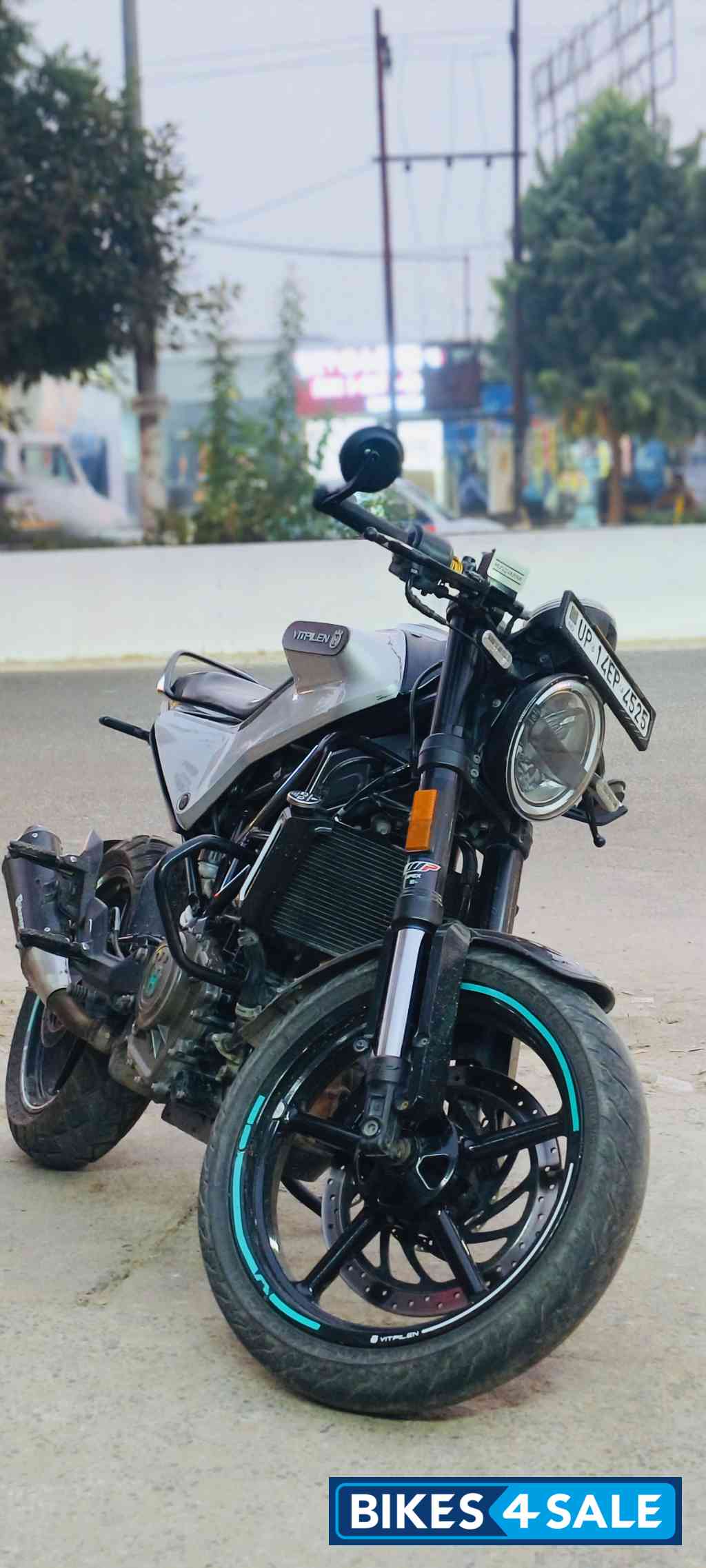 Silver Husqvarna Vitpilen 250