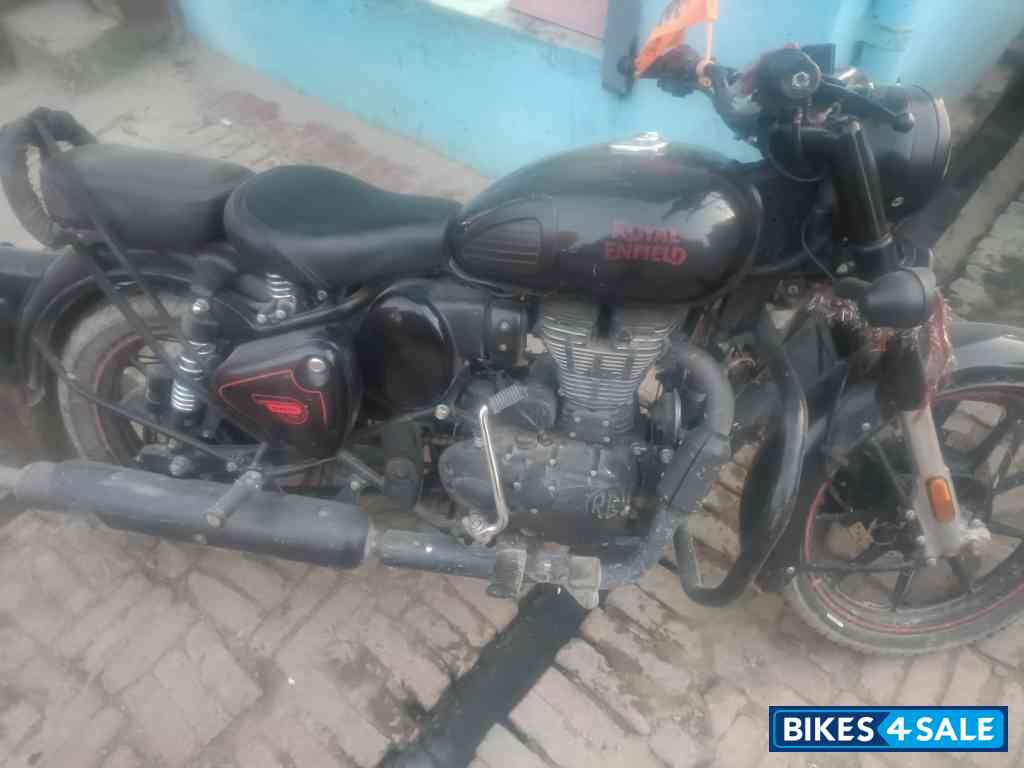 Black Royal Enfield Classic 350 BS VI