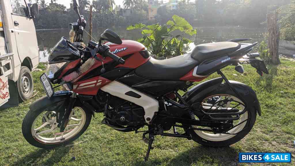 Red Bajaj Pulsar NS 160 BS6
