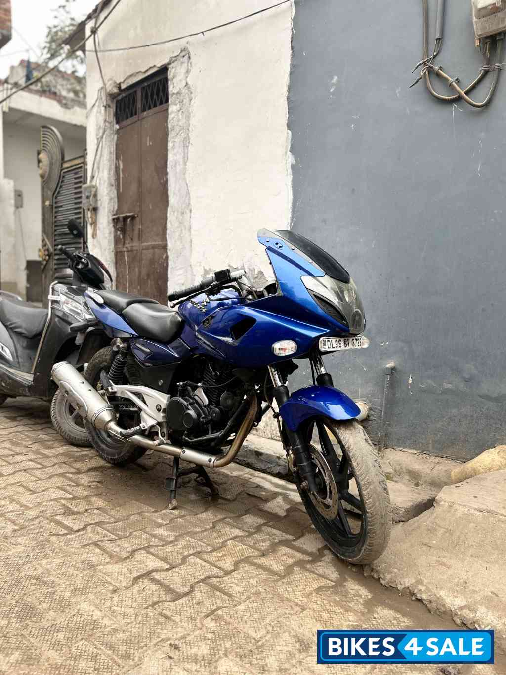 Blue Bajaj Pulsar 220 DTSi