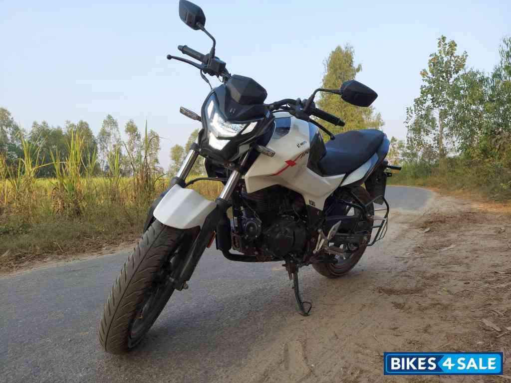 White And Black Hero Xtreme 160R